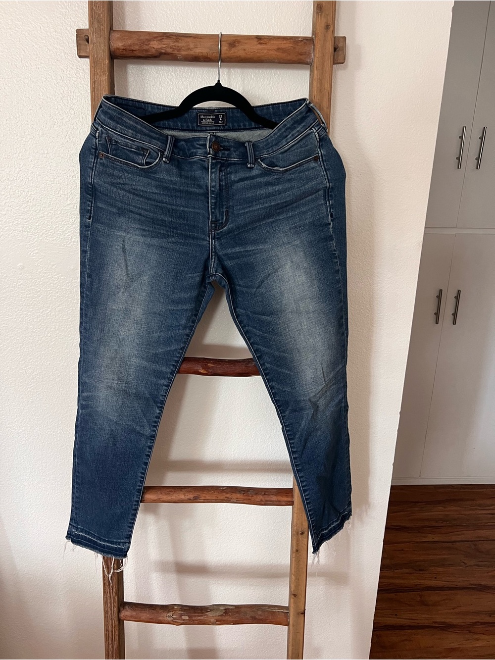 Abercrombie & Fitch Dark Blue Cropped Ankle Jeans